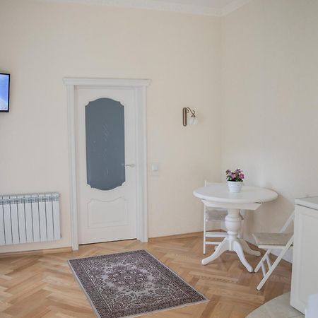 Svitla Zatyszna: Cozy Central Apartment with Balcony Near Opera Lviv Exterior photo