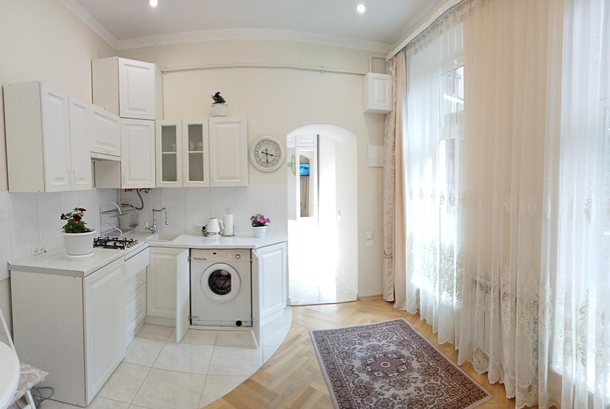 Svitla Zatyszna: Cozy Central Apartment with Balcony Near Opera Lviv Exterior photo