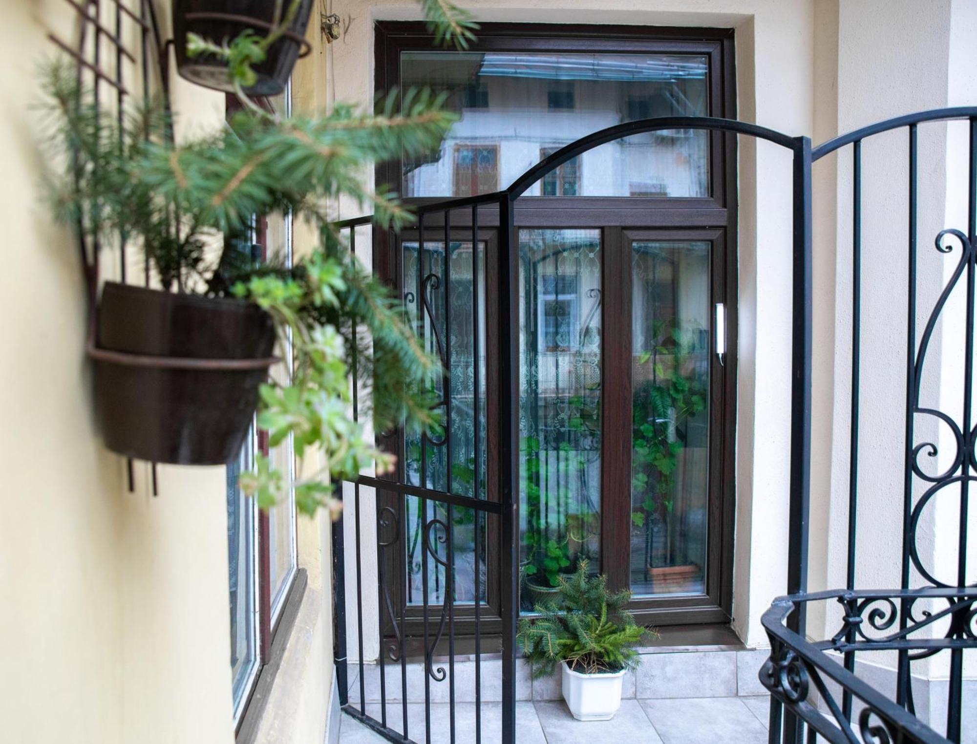 Svitla Zatyszna: Cozy Central Apartment with Balcony Near Opera Lviv Exterior photo