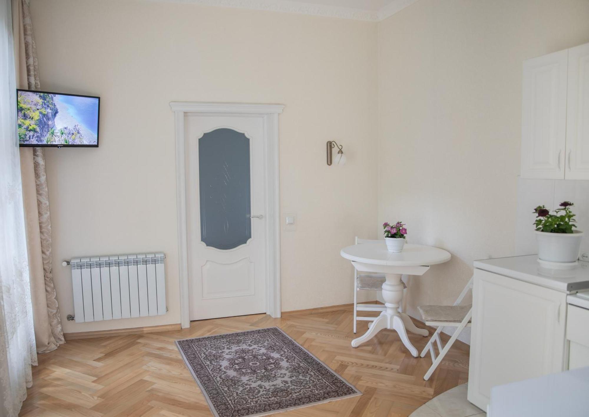 Svitla Zatyszna: Cozy Central Apartment with Balcony Near Opera Lviv Exterior photo